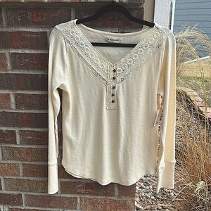 Lucky 🍀 Brand Ladies L Ivory top 1/4 button down & lace detail